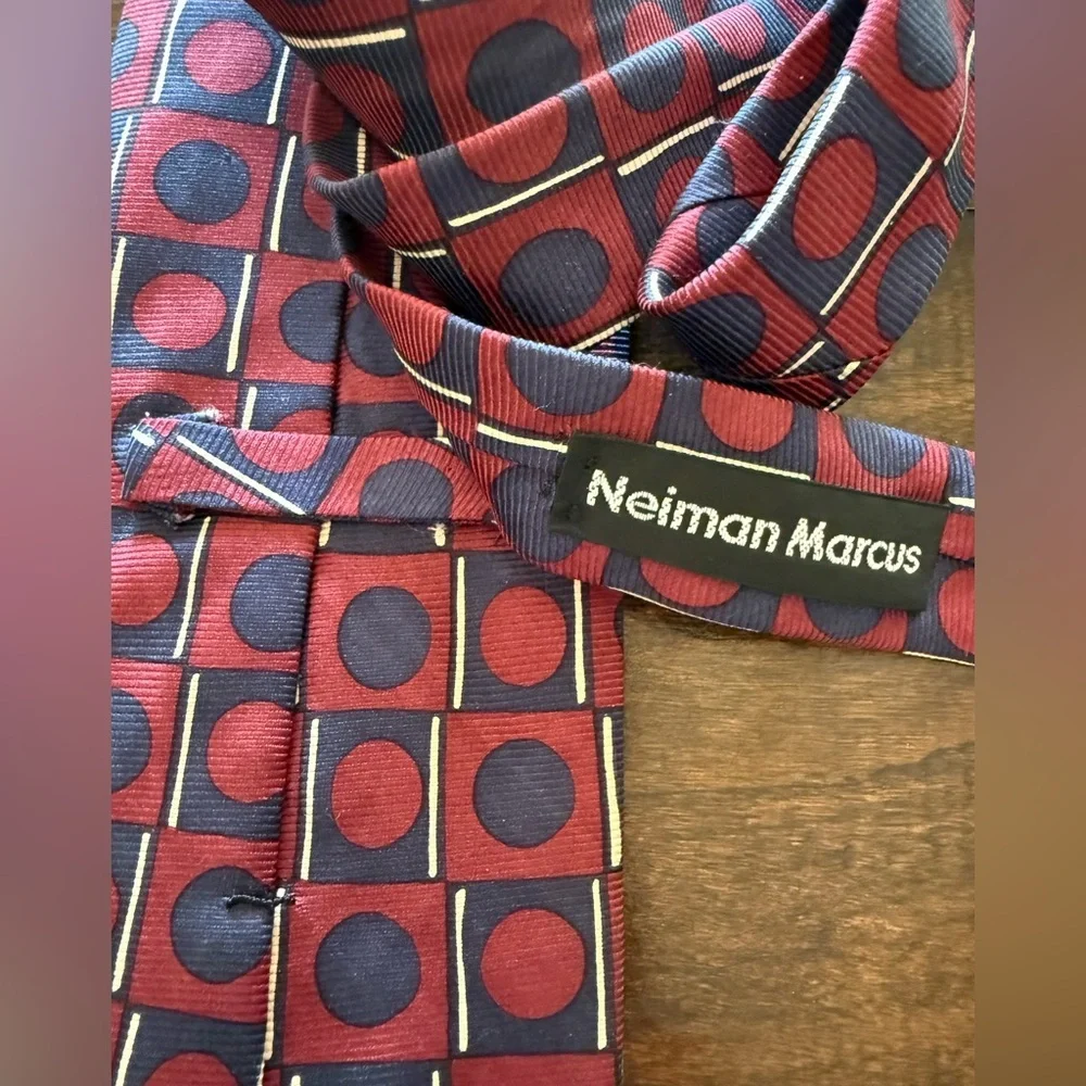 Neiman Marcus Burgundy and Navy Circle Pattern Tie